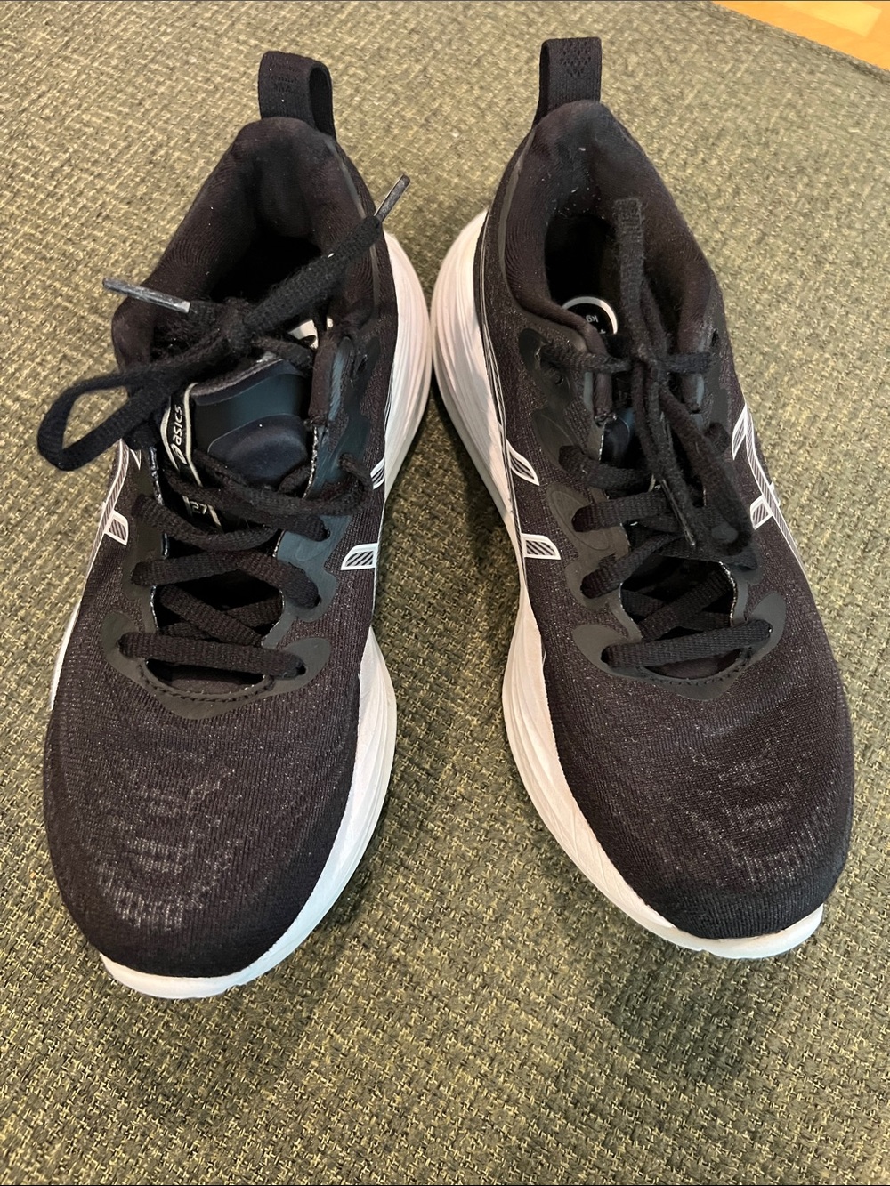 Asics Black and White Athletic Running Sneakers (sz 7)